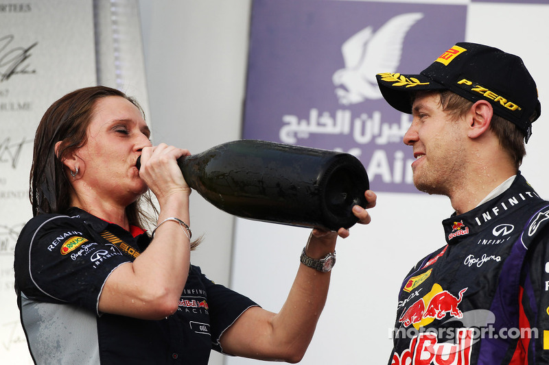 Sebastian Vettel, Red Bull Racing celebra en el podio con Gill Jones