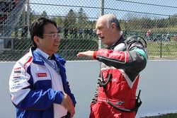 Yoshiaki Kinoshita, Presidente da Toyota Racing Team, com Dr. Wolfgang Ullrich, Chefe do Audi Motors