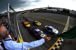 Start: Carl Edwards, Roush Fenway Racing Ford leads the field