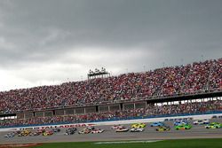 Start: Carl Edwards, Roush Fenway Racing Ford leads the field