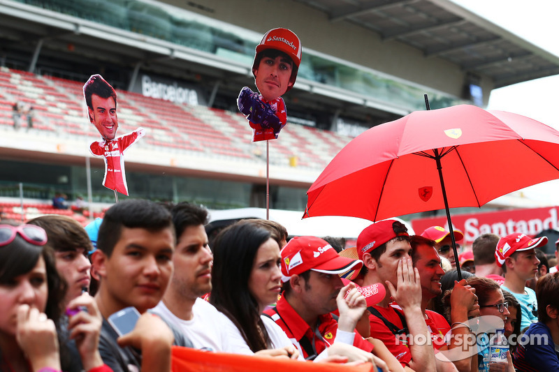 Fernando Alonso, Ferrari fans in the pits