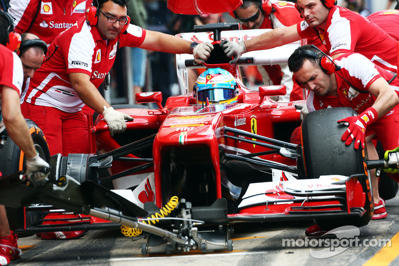 Фернандо Алонсо (Ferrari) на піт-стопі