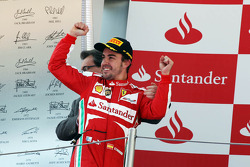 Yarış galibi Fernando Alonso, Ferrari kutlama yapıyor, Podyum