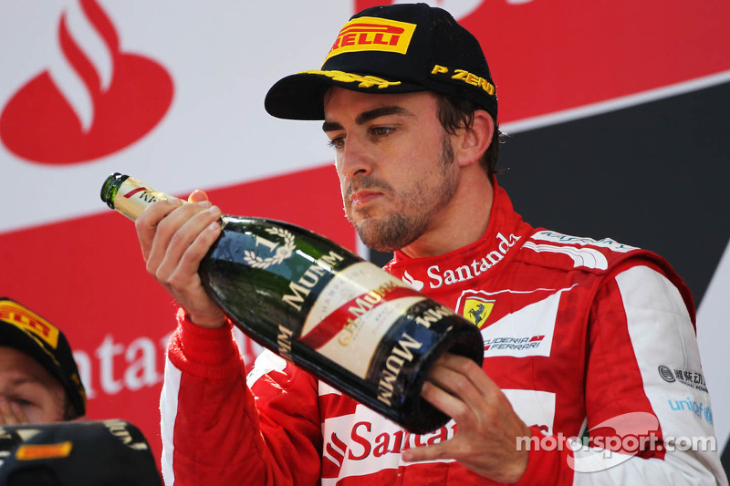 Yarış galibi Fernando Alonso, Ferrari kutlama yapıyor, Podyum