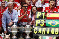Yarış galibi Fernando Alonso, Ferrari kutlama yapıyor takım ile