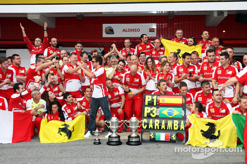 Yarış galibi Fernando Alonso, Ferrari kutlama yapıyor takım ile
