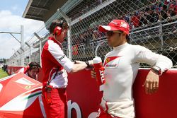 Felipe Massa, Ferrari, com Rob Smedley, engenheiro de corrida da Ferrari, no grid