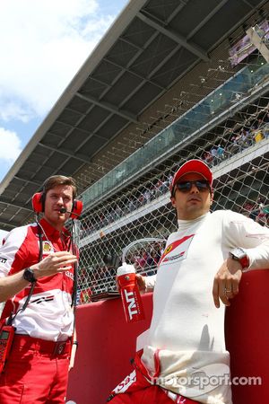 Felipe Massa, Ferrari, com Rob Smedley, engenheiro de corrida da Ferrari, no grid