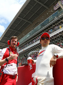 Felipe Massa, Ferrari, com Rob Smedley, engenheiro de corrida da Ferrari, no grid