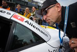 Alex Wesselsky, Cyndie Allemann's co-host on the TV show Auftrag Auto, has fun on the starting grid