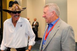 Richard Petty praat met Waddell Wilson