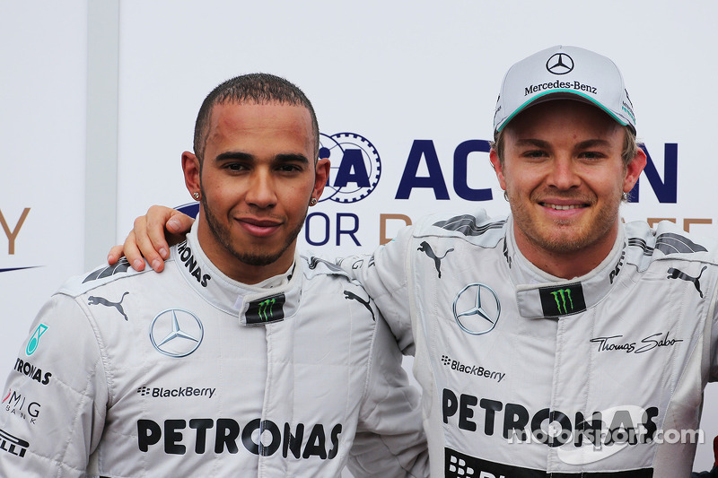 Segundo colocado, Lewis Hamilton, Mercedes AMG F1, com seu companheiro Nico Rosberg, Mercedes AMG F1, que pegou a pole position, no parque fechado