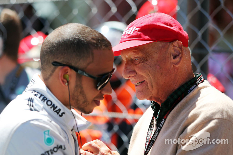 (L to R): Lewis Hamilton, Mercedes AMG F1 with Niki Lauda, Mercedes Non-Executive Chairman on the gr