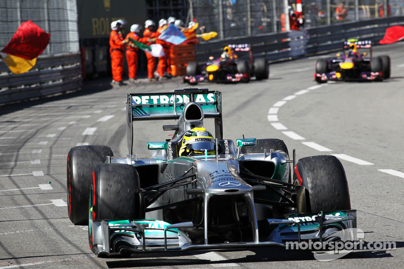 Yarış galibi Nico Rosberg, Mercedes AMG F1 W04 yarış sonunda kutlama yapıyor