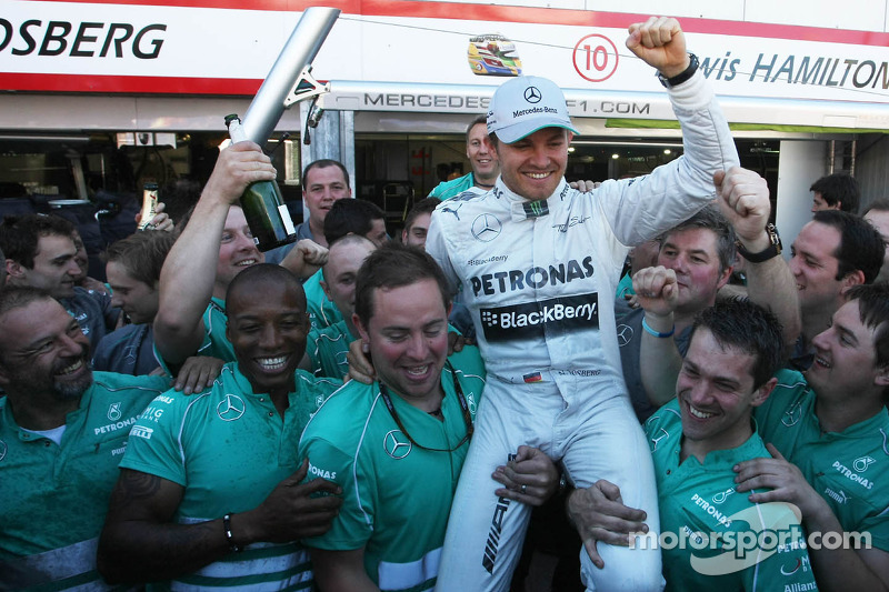 Yarış galibi Nico Rosberg, Mercedes AMG F1 kutlama yapıyor takım ile