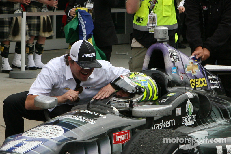 Jimmy Vasser congratulats race winner Tony Kanaan