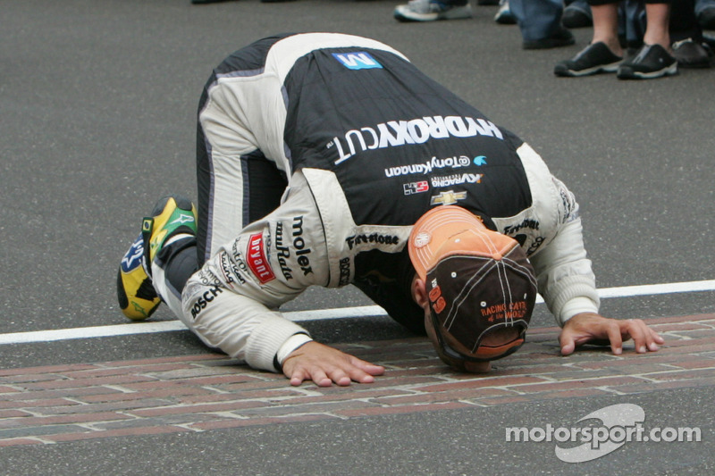 Race winner Tony Kanaan kisses the bricks