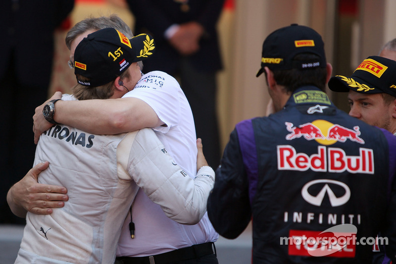 Race winner Nico Rosberg, Mercedes AMG F1 celebrates with Ross Brawn, Mercedes AMG F1 Team Principal