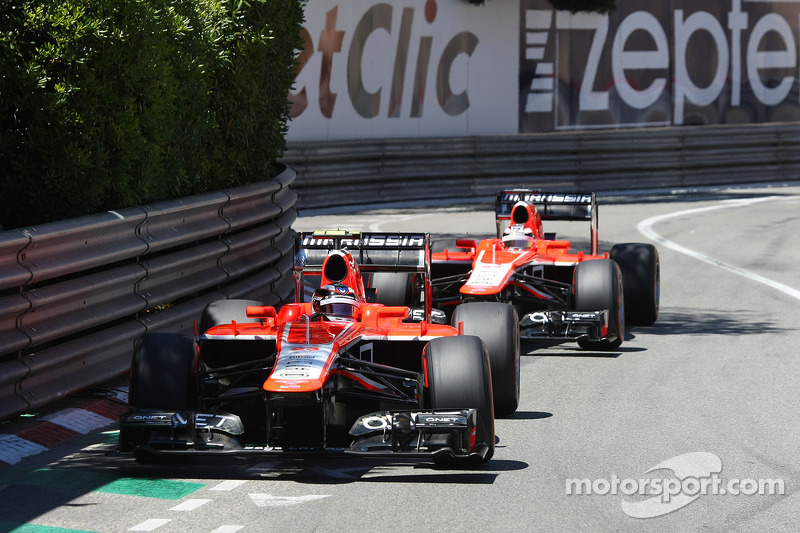 Max Chilton, Marussia F1 Team MR02 davanti al compagno di squadra Jules Bianchi, Marussia F1 Team MR