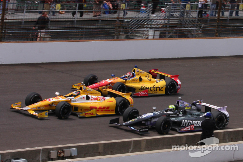 Tony Kanaan e Carlos Munoz passam Ryan Hunter-Reay na relargada