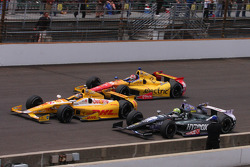 Tony Kanaan y Carlos Munoz rebasan a Ryan Hunter-Reay en el reinicio