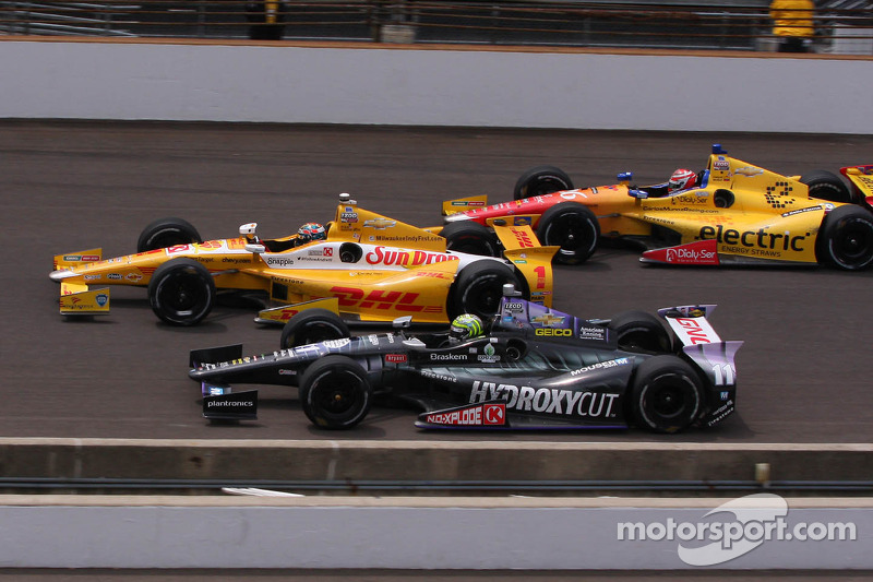 Tony Kanaan e Carlos Munoz passam Ryan Hunter-Reay na relargada