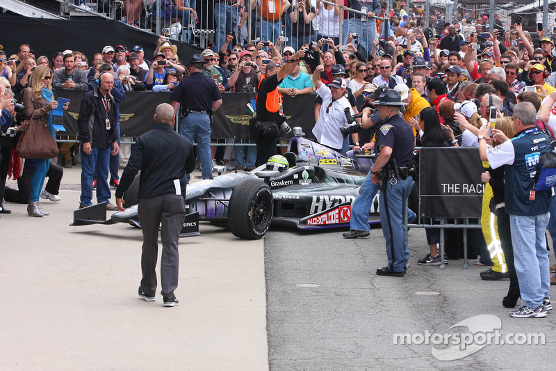 Victory lane: Tony Kanaan, KV Racing Technology Chevrolet celebra