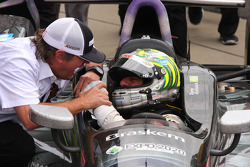 Pós-corrida: Tony Kanaan, KV Racing Technology Chevrolet, comemora com Jimmy Vasser