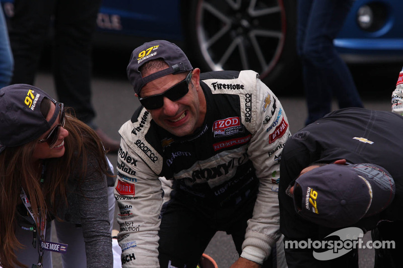 O vencedor Tony Kanaan, KV Racing Technology Chevrolet beija the yard de bricks