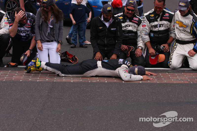 O vencedor Tony Kanaan, KV Racing Technology Chevrolet beija the yard de bricks