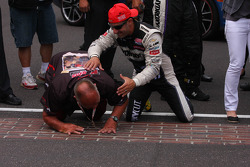 El ganador de la carrera Tony Kanaan, KV Racing Technology Chevrolet besa el patio de ladrillos