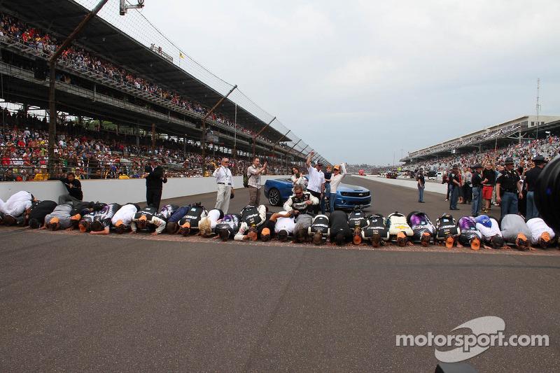 O vencedor Tony Kanaan, KV Racing Technology Chevrolet beija the yard de bricks