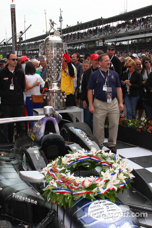 La corona de flores en el coche de Tony Kanaan