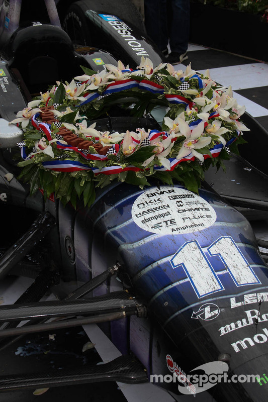 La corona de flores en el coche de Tony Kanaan