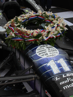 La corona de flores en el coche de Tony Kanaan