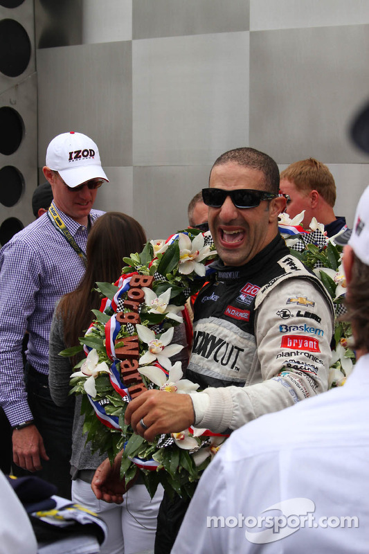 O vencedor Tony Kanaan comemora