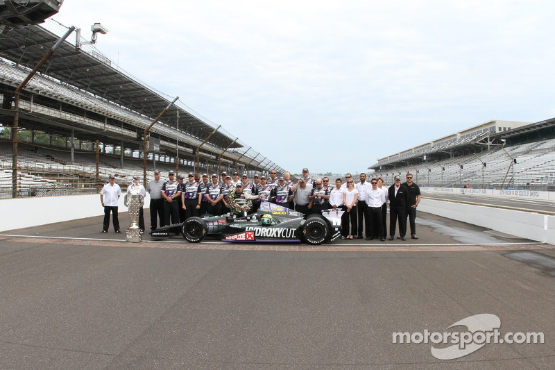 O vencedor Tony Kanaan, KV Racing Technology Chevrolet comemora