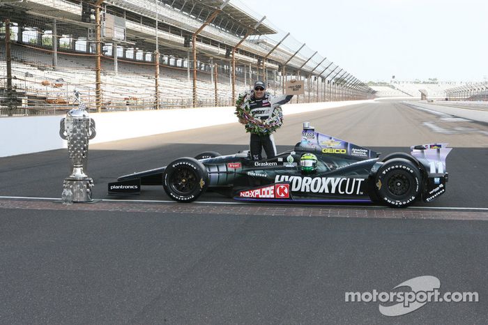 Ganador de la carrera Tony Kanaan, KV Racing Technology Chevrolet celebra con el coche y el trofeo