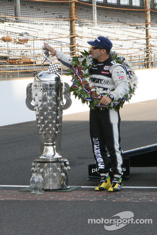 O vencedor Tony Kanaan, KV Racing Technology Chevrolet comemora