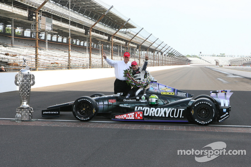O vencedor Tony Kanaan, KV Racing Technology Chevrolet comemora