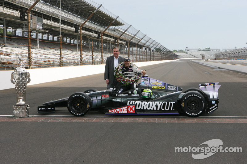 Race winner Tony Kanaan, KV Racing Technology Chevrolet celebrates