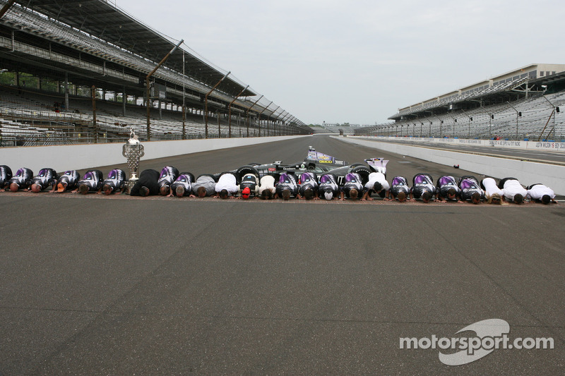 O vencedor Tony Kanaan, KV Racing Technology Chevrolet comemora