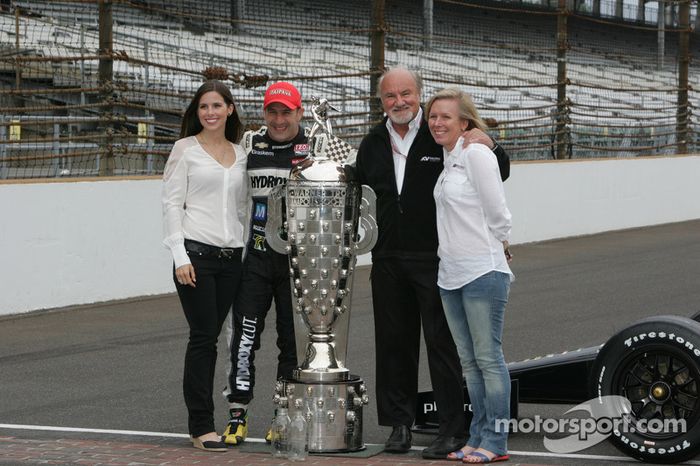 Ganador de la carrera Tony Kanaan, KV Racing Technology Chevrolet celebra