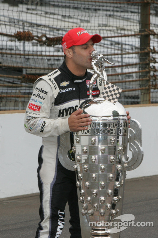 O vencedor Tony Kanaan, KV Racing Technology Chevrolet comemora