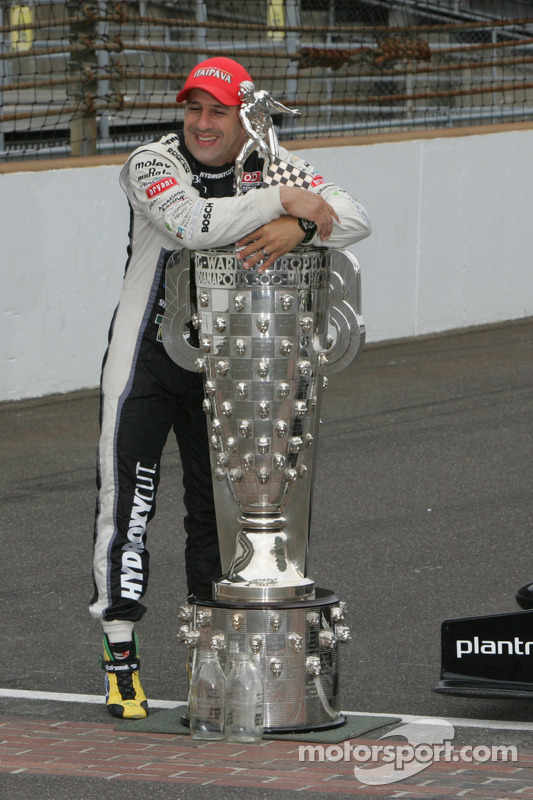 O vencedor Tony Kanaan, KV Racing Technology Chevrolet comemora