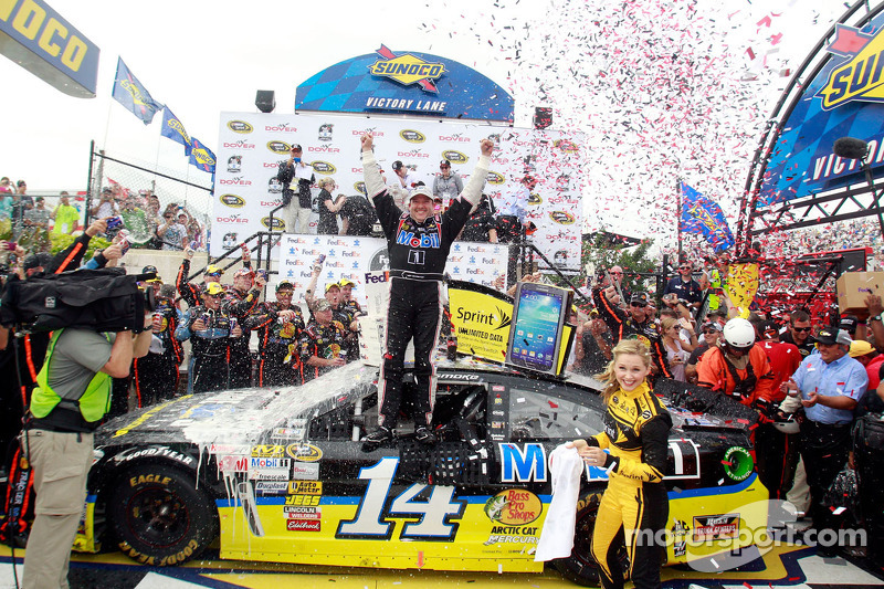 Race winner Tony Stewart, Stewart-Haas Racing Chevrolet celebrates