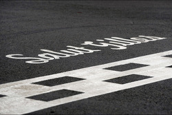 Salut Gilles - homenaje a Gilles Villeneuve en la línea de salida