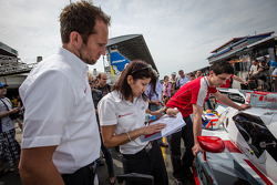 #1 Audi Sport Team Joest Audi R18 e-tron quattro com a engenheira de corridas Leena Gade