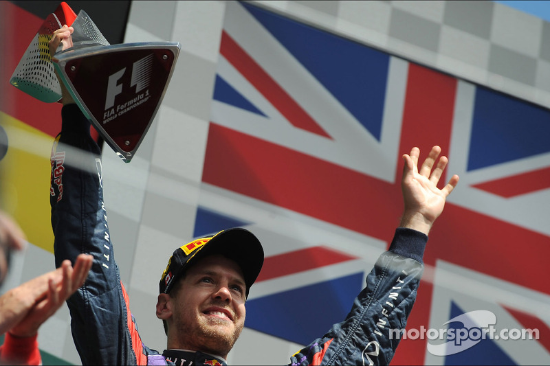 Podio: ganador de la carrera Sebastian Vettel, Red Bull Racing celebra