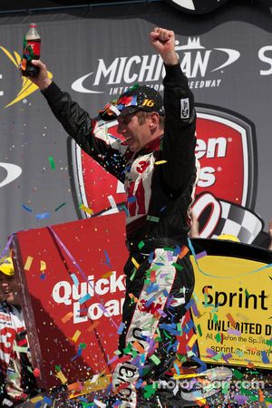 Race winner Greg Biffle, Roush Fenway Racing Ford